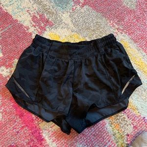 lululemon black camo size 6 hotty hot shorts